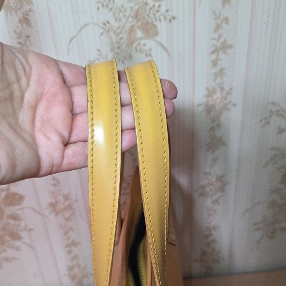 Louis Vuitton Yellow Epi Leather Tote Bag With Lock And Key - Picture 5 of 16
